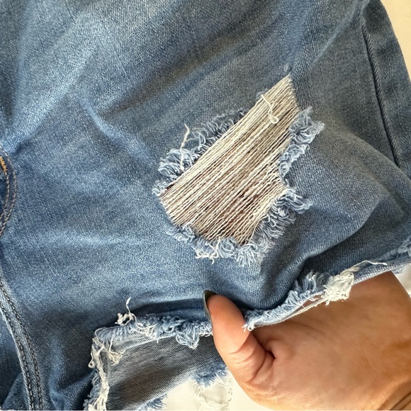 Levi’s High Rise Shorts - Picture 2 of 5